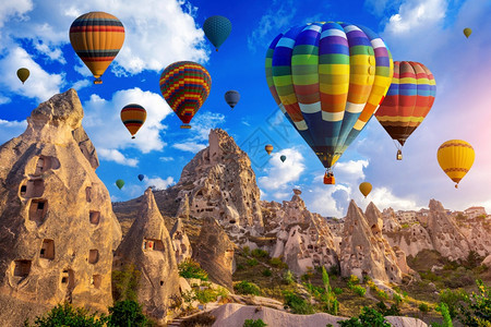 旅游历史教科文组织在土耳其卡帕多西亚上空飞行的多彩热气球图片