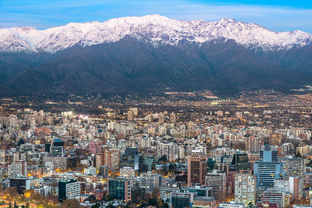 天线城市景观智利圣地亚哥后边有安第斯山脉的普罗维登西亚地区全景图智利圣地亚哥角度图片