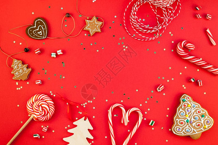 乐趣新年或圣诞装饰公寓铺放最顶端的视野Xmas节庆祝手工制作的装饰木玩具糖果和金星在红色纸背景上闪亮您设计的贺卡模板框架树桌子图片