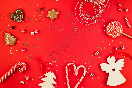 新年或圣诞装饰公寓铺放最顶端的视野Xmas节庆祝手工制作的装饰木玩具糖果和金星在红色纸背景上闪亮您设计的贺卡模板框架多于木制的您图片
