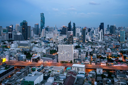 办公室大都会市中心的夜景和高层建筑全市中心商业区全景大都会市中心的夜景和高层建筑天空约克图片