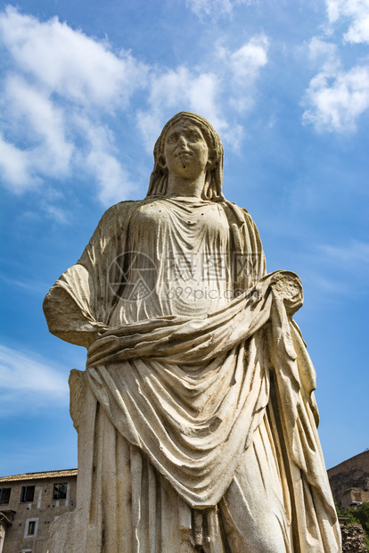 吸引力意大利罗马广场维斯塔之家的罗马雕像意大利罗马广场维斯塔之家的罗马雕像广场是的主要旅游景点之一爬坡道意大利语图片