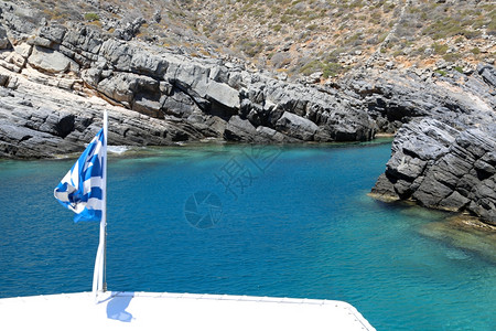 户外蓝色的希腊Folegandros岛的蓝色海滩和环礁湖水图片