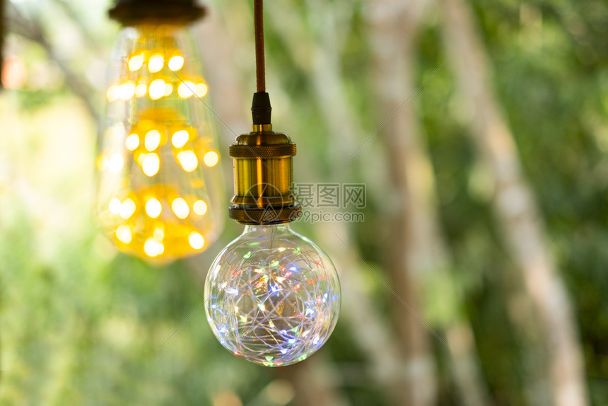 玻璃复古的老变白月光灯用金色背景旧灯泡挂着电具温暖的图片