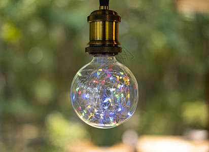 古老的变白月光灯用金色背景旧灯泡挂着电具照明内部的俱乐图片