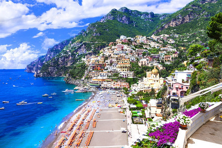 意大利阿马尔菲海岸美丽的波西塔诺镇夏季节日最风景优美的地方之一港口意大利语海景图片