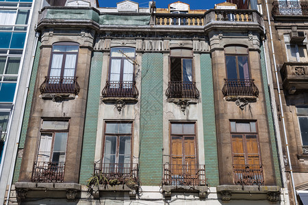 蓝色的旅游葡萄牙典型的建筑图案TileAzulejos带有古老视窗和Balcony窗户图片
