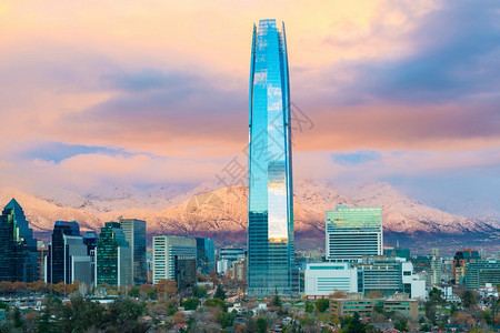 智利圣地亚哥与安第斯山脉背面的智利圣地亚哥天际线智利圣地亚哥LasCondes城市景观下雪了背景图片