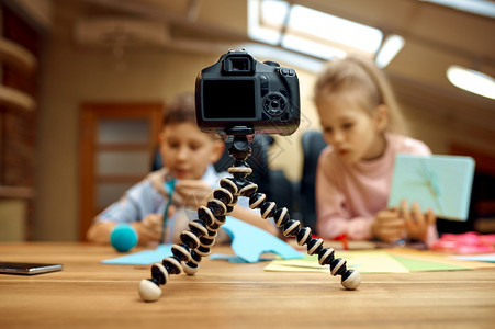 有创造力的青春期前儿童博客在摄影机上播放小博客在家庭演播室青年受众的社交媒体上发表网广播儿童博客在相机上发表小博客在电视上发表小图片