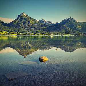 风景在奥地利的掌声中沃尔夫冈西湖有着丰富多彩的背景华尔夫冈湖在奥地利的掌声中天空采取图片
