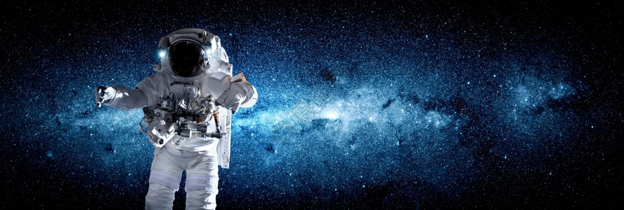 航天经过宇员太空人在为外层间的站工作时进行太空走宇航员穿着全套太空服进行操作男人图片