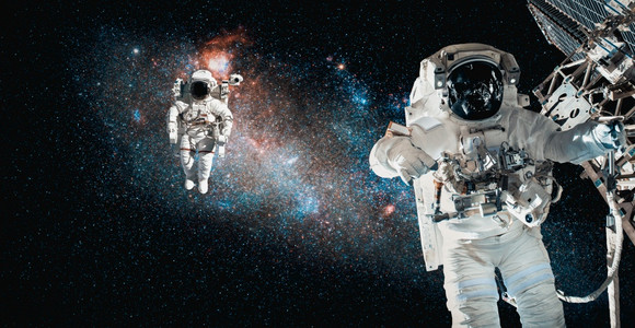 宇航员太空人在为外层间的站工作时进行太空走宇航员穿着全套太空服进行操作走者漂浮的满图片