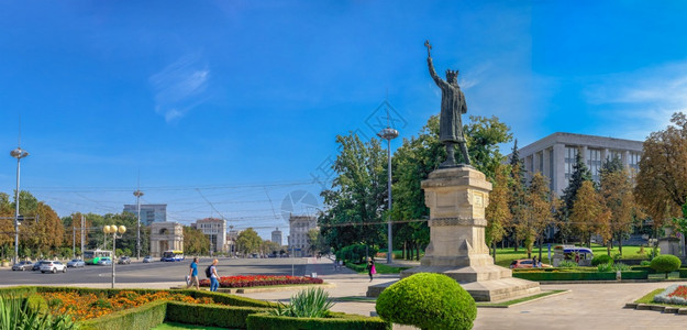 摩尔多瓦首都基希讷乌市中心的StefancelMare纪念碑位于摩尔多瓦基希讷乌的StefanMare名胜地天街道斯特凡图片