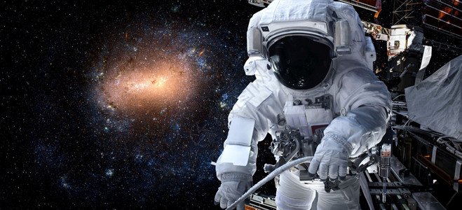 宇航员太空人在为外层间的站工作时进行太空走宇航员穿着全套太空服进行操作美航空天局科学行星图片