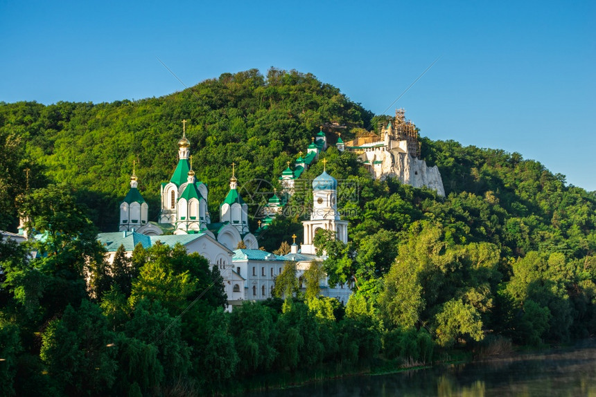 旅行宗主教制乌克兰斯维亚托戈尔克07162在阳光明媚的夏日早晨乌克兰斯维亚托戈尔克或维亚托希尔克的圣安息日山修道院全景拉夫图片