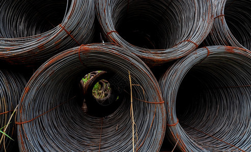 绳索预应力电缆为混凝土建筑加固的钢铁为建筑工业加固为建筑工业加固钢铁或银卷板金属材料Rusty钢丝圈图片