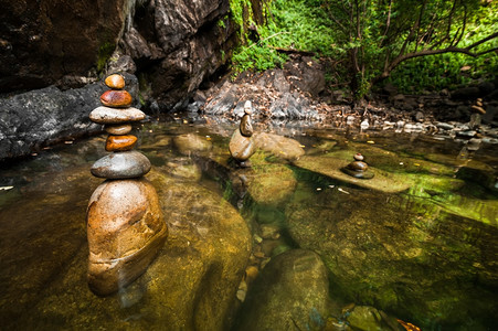 丛林旅行具有湖泊和平衡岩石塔的热带雨林景观供zen默思练习之用自然背景情况和谐图片