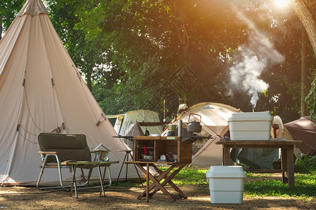 自然公园地带露营区的野外厨房设备和木制餐桌图片