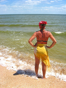 站在海边的泳衣女孩站在海边的女孩冷静年轻冲浪图片