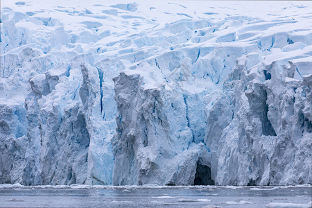 海洋南极洲边的冰川高墙雪和发亮蓝色水偏图片