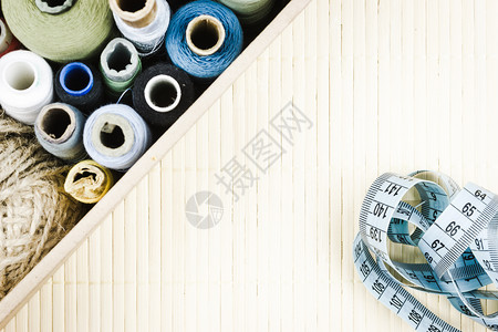 仪表绞纱缝纫作为背景针线裁缝爱好的细线和英寸卷图片