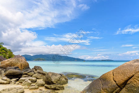 支撑地平线沿海美丽的热带自然景观夏季在KoRaWi的蓝天上有清海滩岩石和云彩见KohLipe岛Tarutao公园前方的KoAda图片