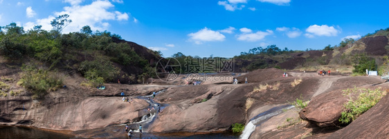 夏天从山上流下来的全板瀑布巨大的岩石从高山下坠落丛林图片