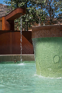 铬合金干净的公园内共铜喷泉口图片