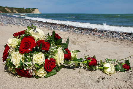 婚礼花束红玫瑰粉色的绿浪漫图片