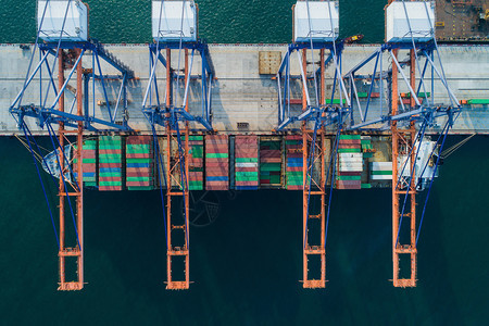 航运机器鸟瞰海港集装箱货物载船进出口业务物流货运输业务物流贸易港口和海运货物到港口结构体图片