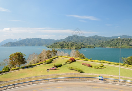 水娱乐泰国苏拉特萨尼省KhaoSok公园Limestone山和湖泊的景象曲线图片