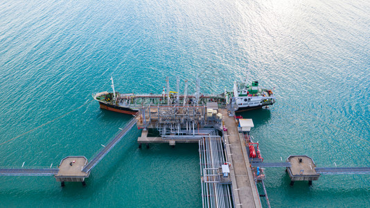 在港口卸货的油轮商业进口出油和从海上炼厂运的轮输进出口天线货物原图片