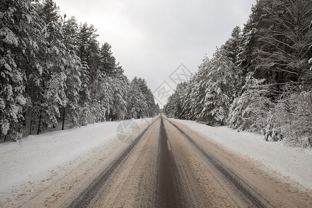 路线打印在雪地上有汽车的踪迹雪地上痕车道图片