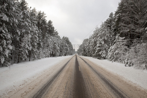 路线打印在雪地上有汽车的踪迹雪地上痕车道图片