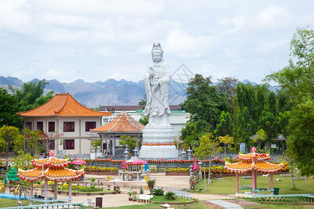 阴关燕的巨石雕刻在公园中央有寺庙在幕后宗教的观音图片