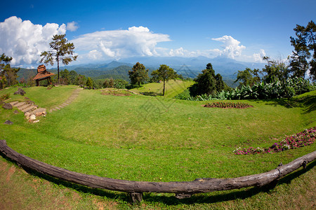 绿范围泰国清迈怀南当家公园青草和山林泰国清迈全景图片