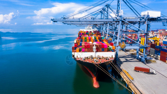 工业港口的集装箱货船进口出业务物流和集装箱货船在公海上国际运输的集装箱货船进出口业务后勤及国际运输海港商品技术图片