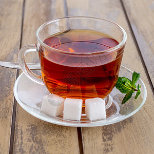 玻璃茶杯加新鲜浓盘上有糖和薄荷一杯含糖和薄荷的清茶甜卡路里图片