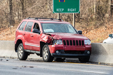 在高速公路上发生的车祸每天没有人在高速公路上交通的车祸事故没有人在白天任何人修理保险发动机图片