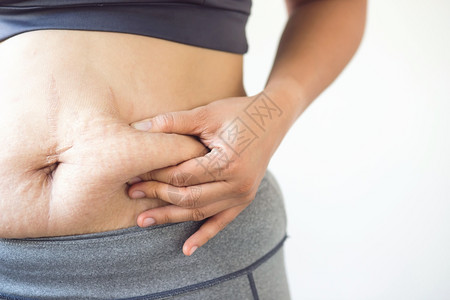 重量身体肥胖妇女通过控制体重和定期锻炼正在减负体重女图片