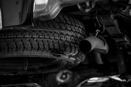 排气管附近车下备胎橡胶制品出行前汽车检查概念卡备胎换服务业概念汽车行业配件系统工程图片