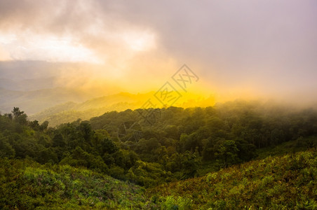 太阳风暴泰国在山景的日出图片