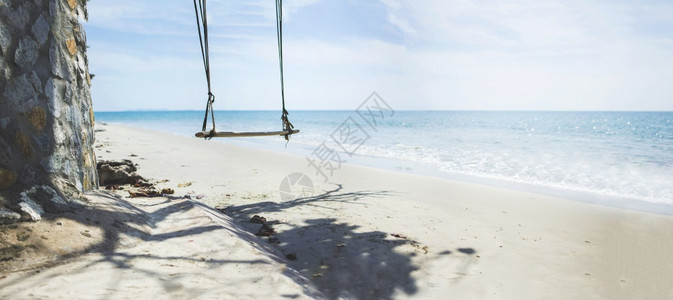 芭堤雅复制夏季泰国热带海中风景优美的滩上人们不得在寒冷的潮浪和蓝天空下游动以享受节日放松水平的图片