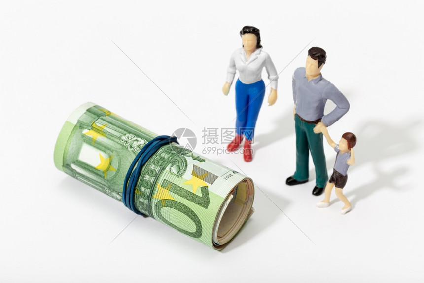 一个家庭的人类代表正在看一卷钱金融投资或储蓄概念金融的资现图片