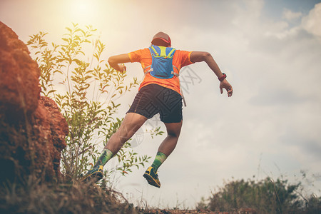 骑着运动鞋在山上跑步的田径运动员脚上穿鞋的人慢跑者们年轻的图片