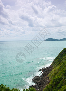 平静的海滩顶端观察点下面是海边阴云多的日子景观美丽图片