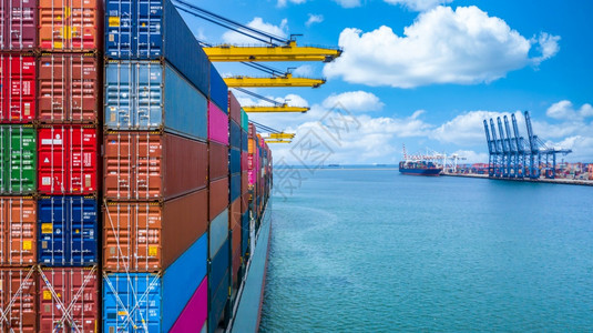 贮存集装箱船在深海港卸货全球商业物流进出口货运输海外全球集装箱船载货物运船洪航图片