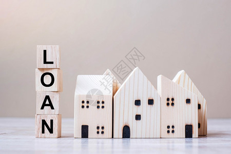 新的抵押银行业LOAN方块以木制房屋模型填表背景秋天的木制房屋模型商业投资危机经济衰退开发者不动产和财概念图片