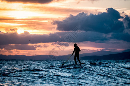 闷板站立极端Sapboardwithpaddleonthewater一项sapboarding运动Sapboard与桨在水上图片