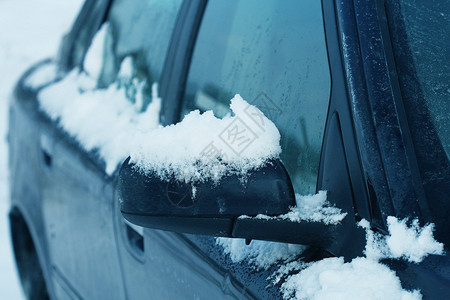 城市冬季被雪覆盖的汽车翼镜特写冬季被雪覆盖的汽车翼镜特写季节蓝色的图片